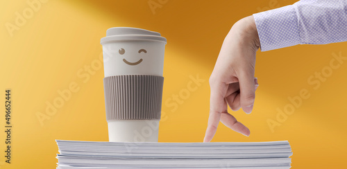 Foto Cute smiling coffee cup and walking fingers