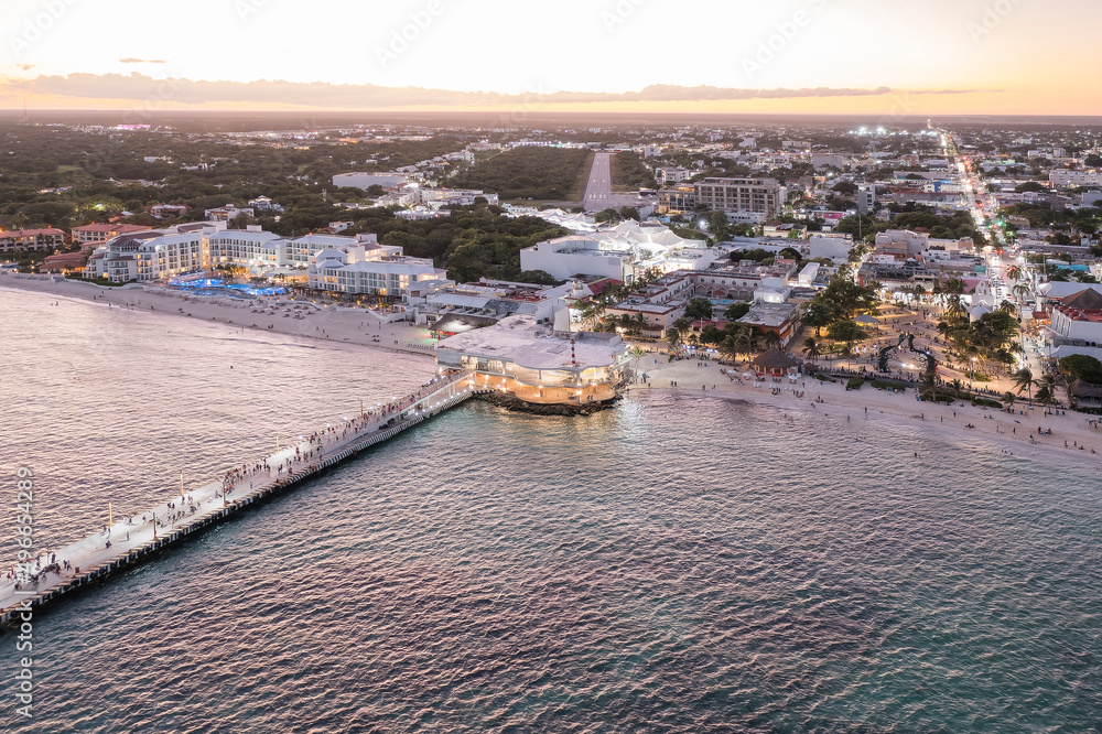 Obraz premium sunset in Playa del Carmen shopping area, Quintana Roo, Mexico, Parque Los Fundadores