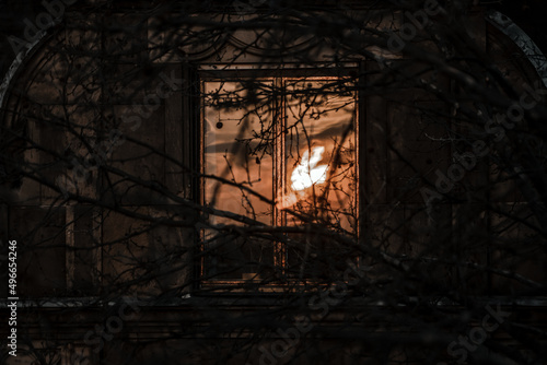 Erleuchtetes Fenster in der Nacht
