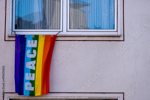 Peace - Friedensflagge am Fenster 