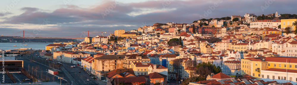 Panorama mit Sonnenaufgang im Stadtviertel Alfama in Lissabon, Portugal