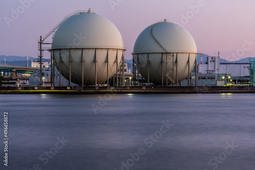 博多湾ガスタンクのある海の夕景