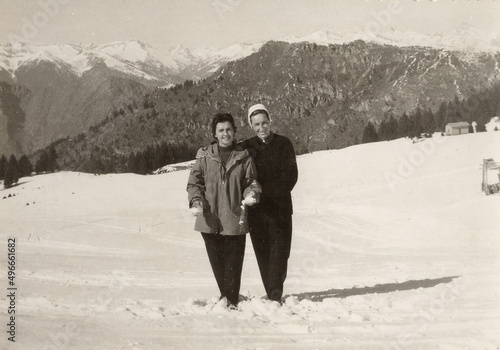 FOTO VINTAGE IN POSA SULLA NEVE