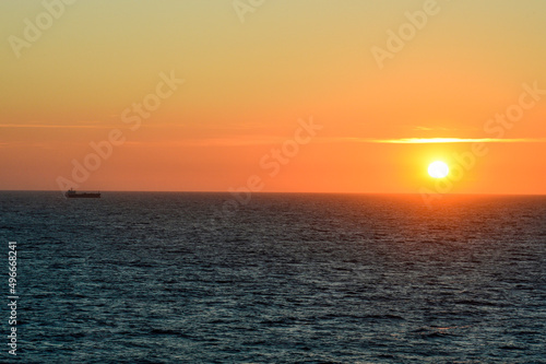 coucher du soleil sur la mer 