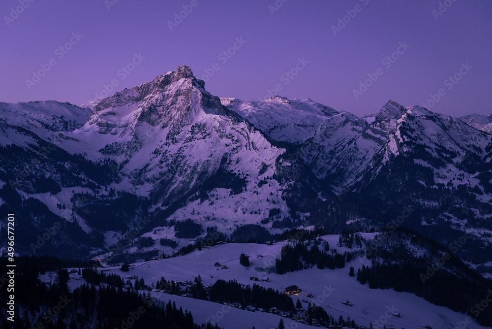 Morgendämmerung über den Bergen der winterlich verschneiten Glarner Alpen in der Schweiz Morgendämmerung über den Bergen der winterlich verschneiten Glarner Alpen in der Schweiz