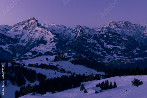 Morgendämmerung über den Bergen der winterlich verschneiten Glarner Alpen in der Schweiz photo