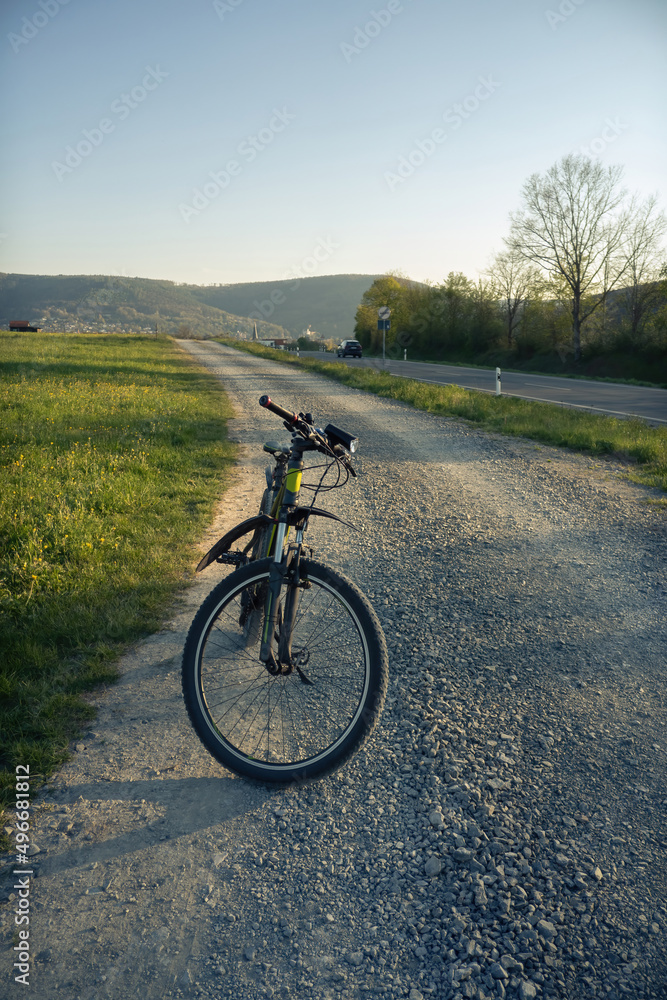 Obraz premium Bicycle on a dirt road