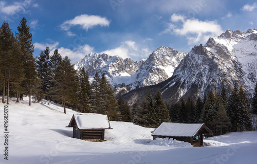 Heuschober am winterlichen Kranzberg bei Mittenwald © Stefan