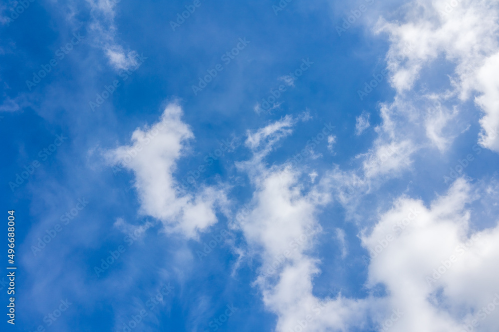 Schönes Wolkenbild am blauen Himmel 