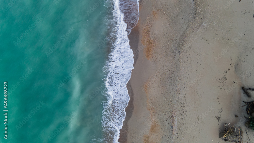 scatto aereo della spiaggia selvaggia con le onde