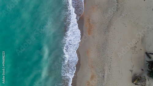 scatto aereo della spiaggia selvaggia con le onde