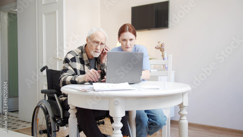 Принти на полотні The girl explains to her grandfather how to use headphones and turns on music fr