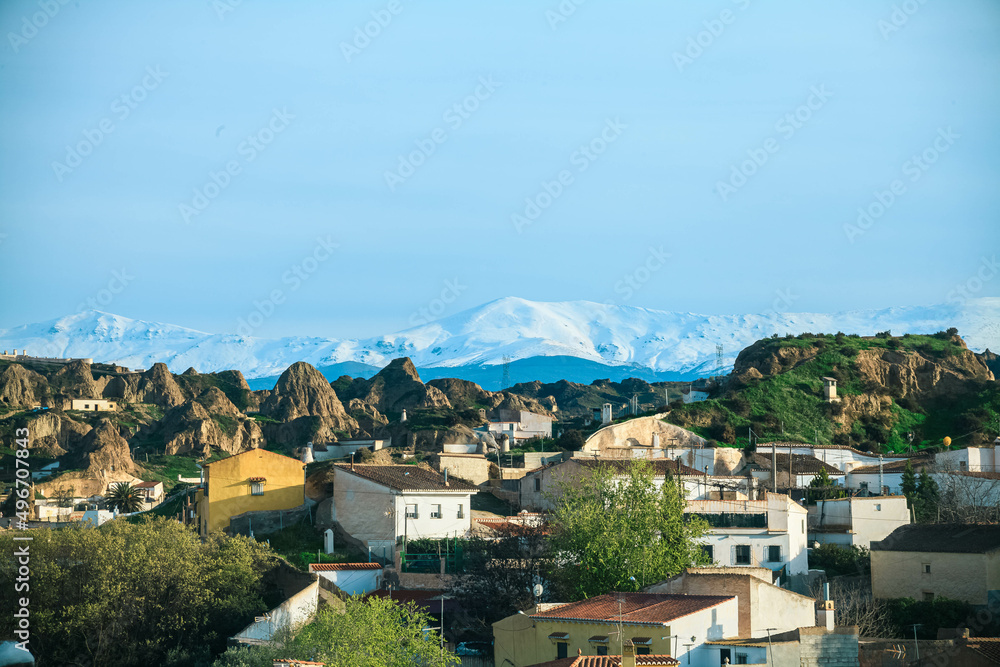 panoramica de guadix con sierra nevada de fondo