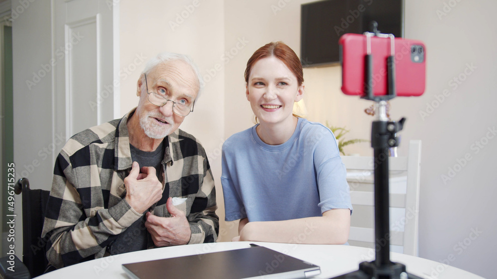Obraz premium A girl interviews an elderly man with glasses on stream