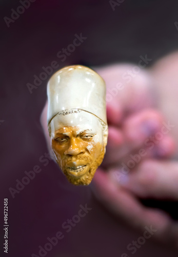 Fotografia Detailed meerschaum pipe with the carving of a male face