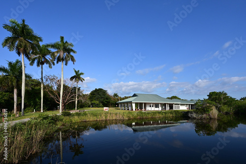 Canvas Print Royal Palm Visitor Center and Anhinga Trail in Everglades National Park on sunny spring morning