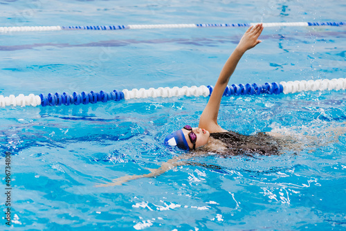 Photo hispanic teenager girl swimmer athlete wearing cap and goggles in a swimming tra