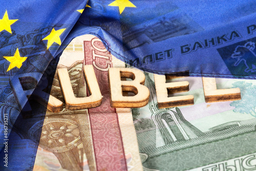 Flagge der Europäischen Union EU und Geldscheine russische Rubel photo