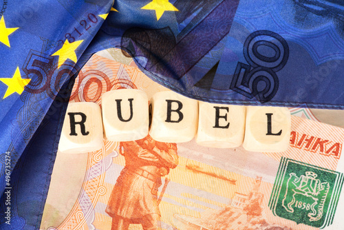 Flagge der Europäischen Union EU und Geldscheine russische Rubel photo