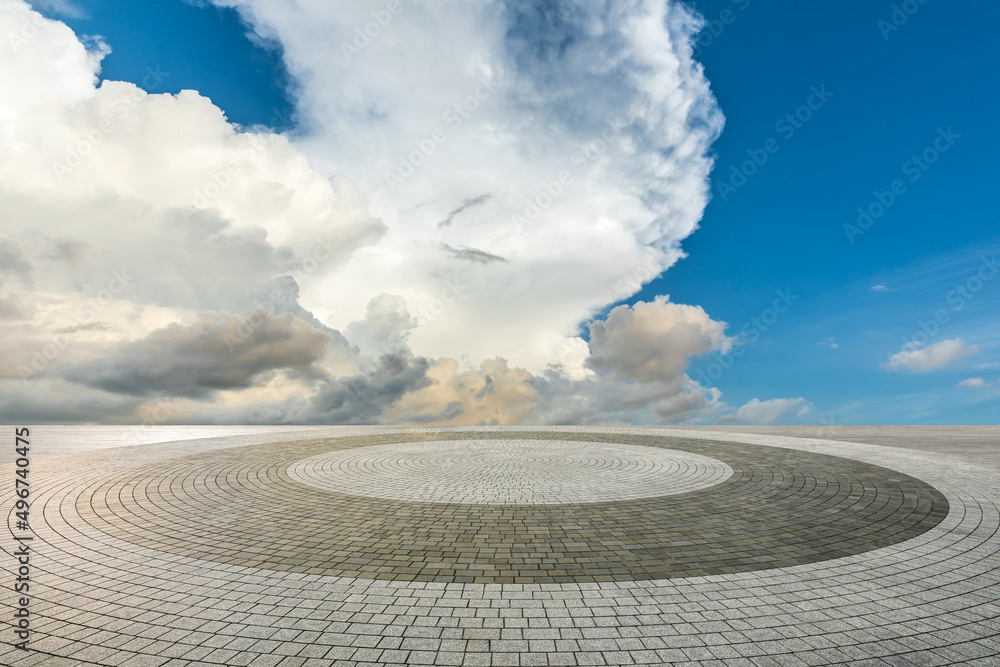 Round city square floor and sky clouds under blue sky - obrazy, fototapety, plakaty 