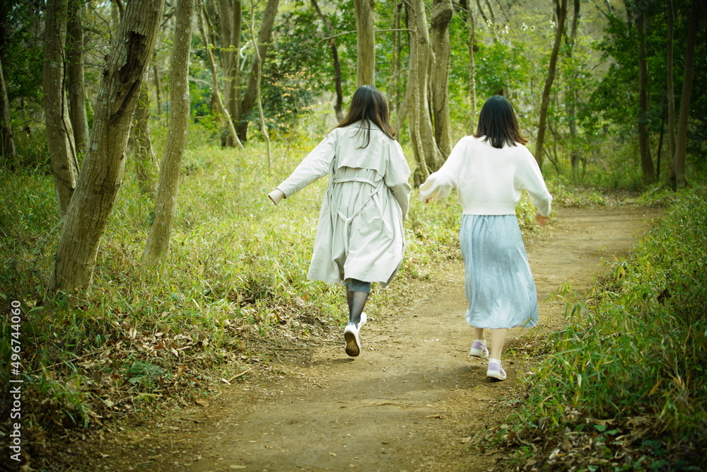 Fototapeta premium 森で走る2人の女性