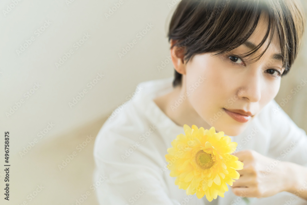 花を持つ女性ポートレート