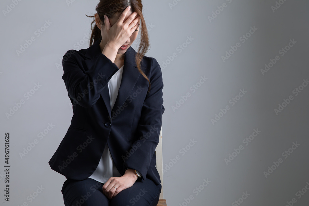 頭を抱えるスーツの女性 Dismissal 頭を抱えるスーツの女性 Dismissal