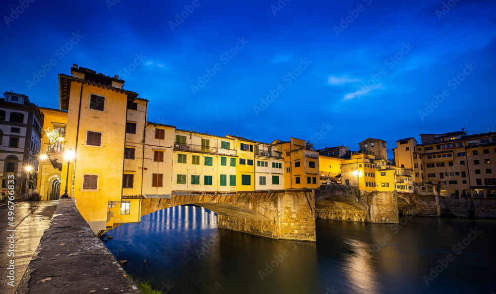 Obraz premium River Arno and famous bridge Ponte Vecchio at sunset from Ponte alle Grazie in Florence, Tuscany, Italy