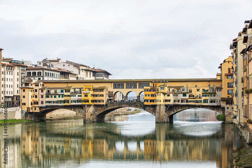 Obraz premium River Arno and famous bridge Ponte Vecchio at sunset from Ponte alle Grazie in Florence, Tuscany, Italy
