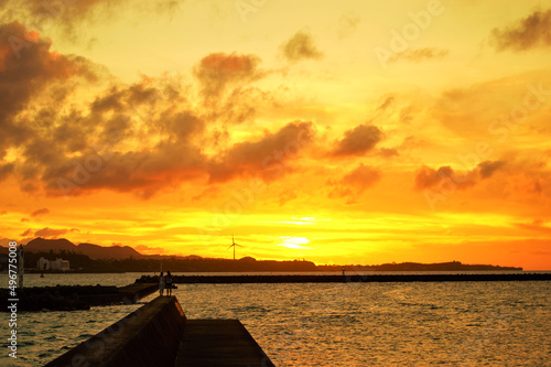 日本　沖縄のサンセット　浜辺でみる夕焼け
