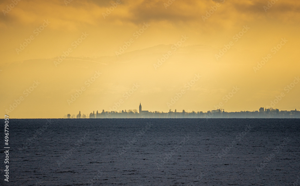 Blick über die weite Seefläche auf das schweizerische Ufer mit Romanshorn Blick über die weite Seefläche auf das schweizerische Ufer mit Romanshorn