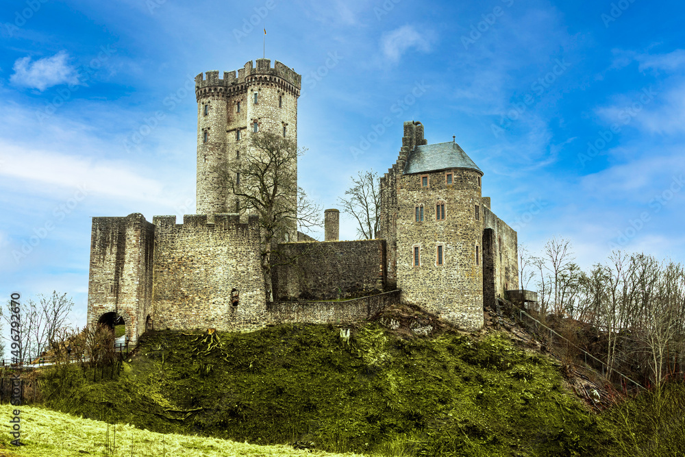 Kasselburg bei Gerolstein in der Eifal. Adlewarte und Flugschau. Kasselburg bei Gerolstein in der Eifal. Adlewarte und Flugschau.