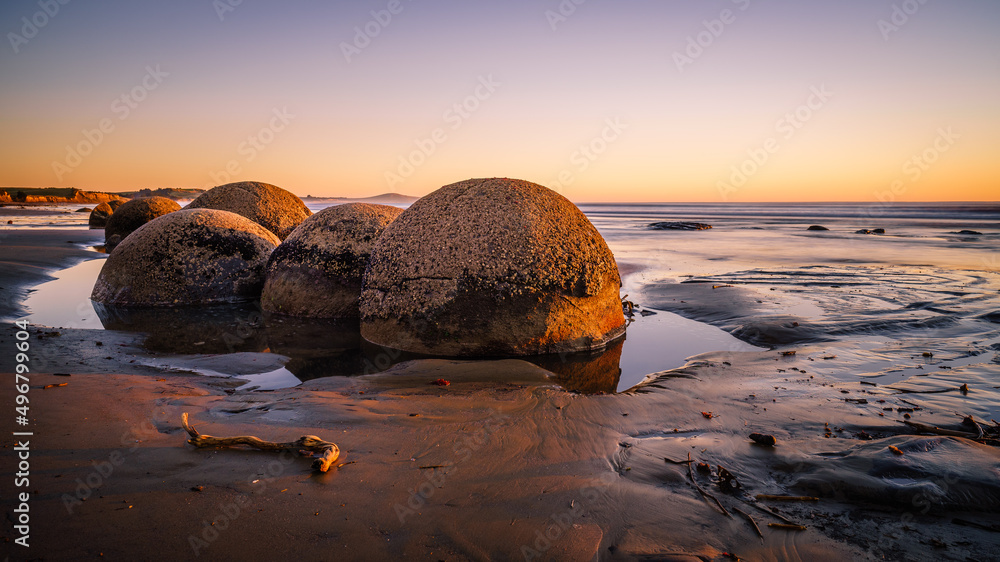 Αυτοκόλλητο Moeraki Boulders Beach during sunset in New Zealand