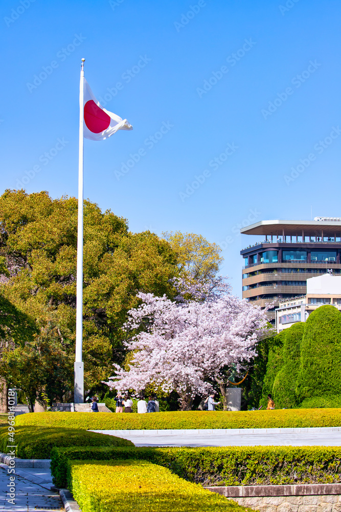 Fototapeta premium 広島市平和記念公園の日章旗