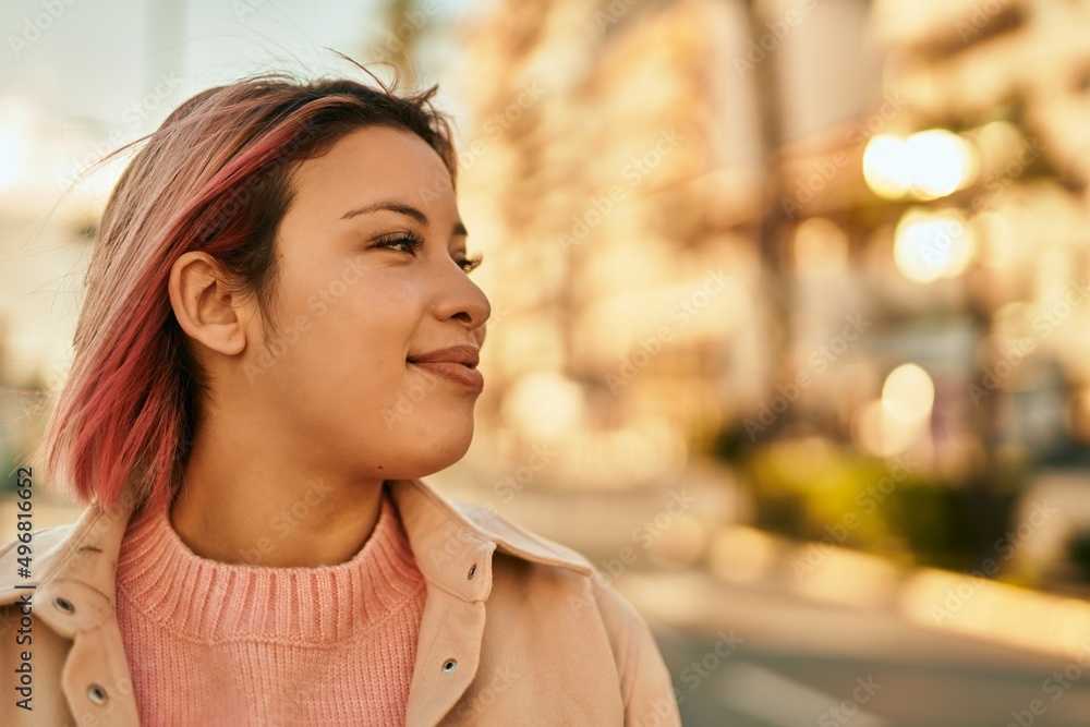 Obraz premium Young hispanic girl smiling happy standing at the city.