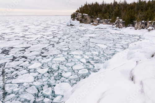 Φωτογραφία View of the frozen Lake Huron in Bruce Peninsula National Park, Ontario, Canada