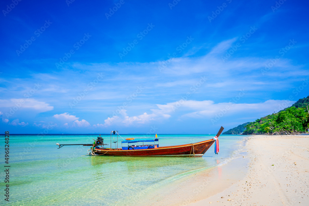 Obraz premium KRABI, THAILAND - Thai wooden motorboat, boat trips at sea, Clean white sand beaches, and emerald green sea.soft focus.