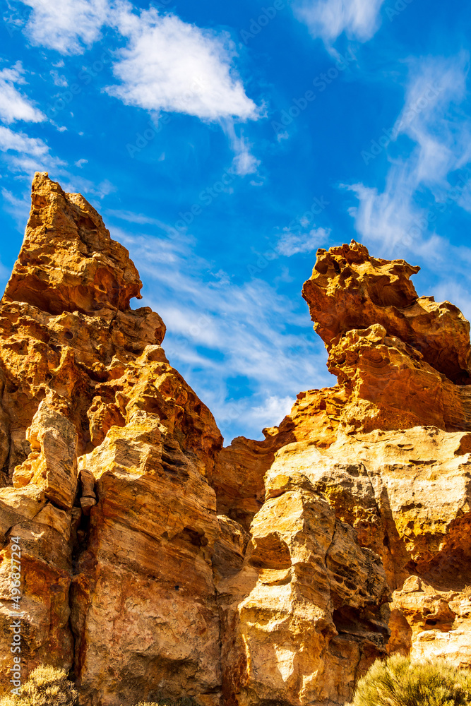 Fototapeta premium Paisaje con nubes en el Parque Nacional del Teide, isla de Tenerife