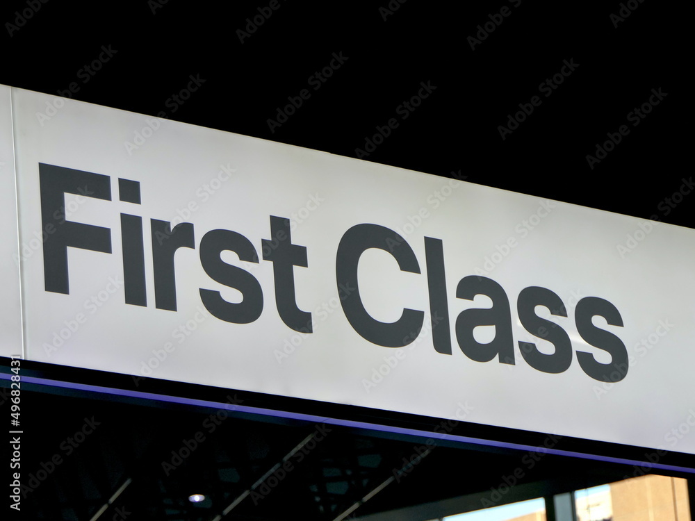 Schild First Class am Flughafen