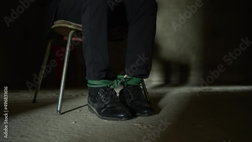 The male hostage was caught in a chair by the assailant. Trying to resist being tied to a rope at his feet, he will let the rope loose. In prison