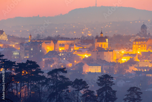 Foto Chernivtsi city in the evening