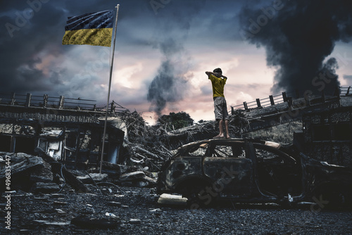 Foto Homeless little boy watching destroyed houses and bombarded city between smoke