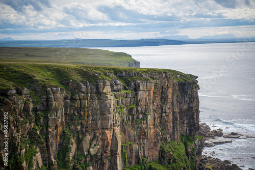 Obraz na plátně Landscape of a cliff covered with grass
