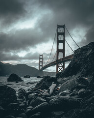 Ingelijste posters Grijs Golden Gate Bridge in zwart-wit  © Andreas Eriksen/Wirestock Creators