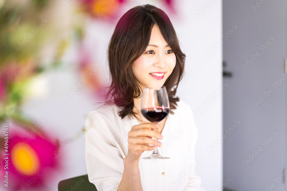 レストランでワインを愉しむ女性