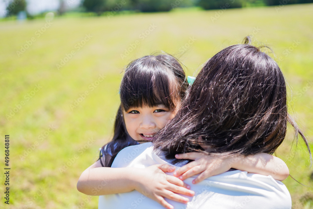 小さな子供を抱っこするお母さん