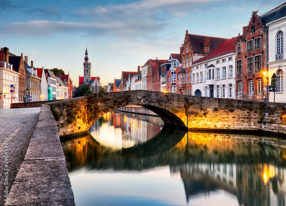 Fototapeta premium Bruges - Traditional city canals in the historical medieval. Belgium