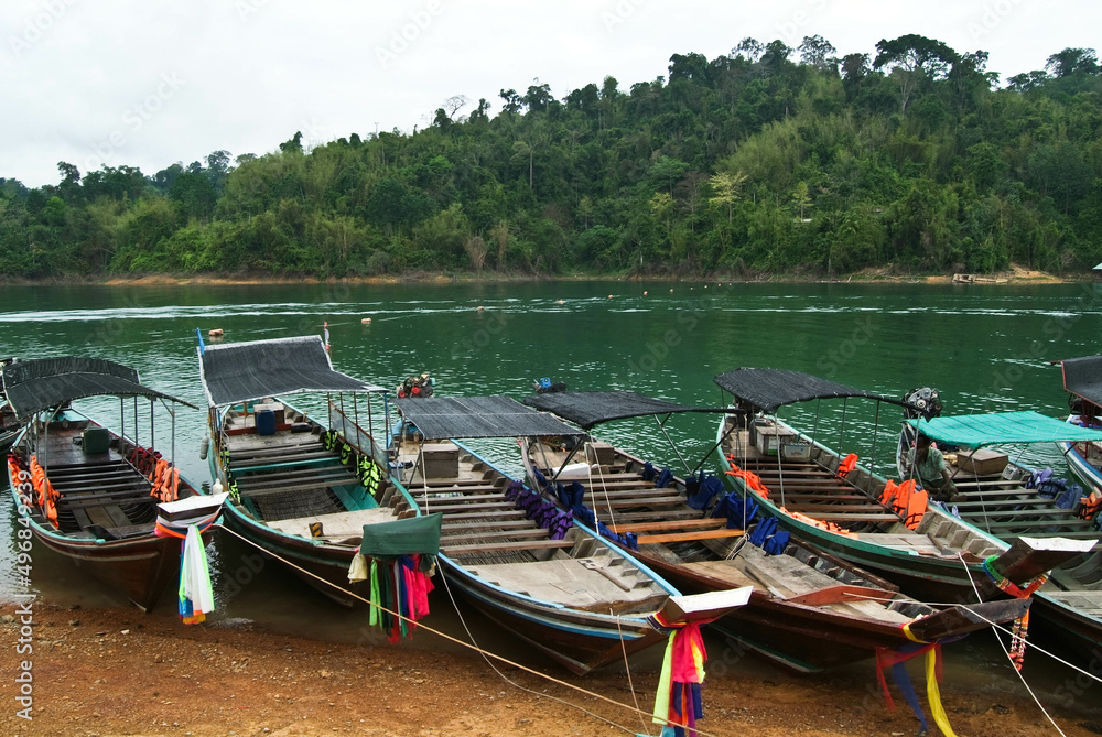 Obraz premium Long-tail boats waiting for tourists in Thailand
