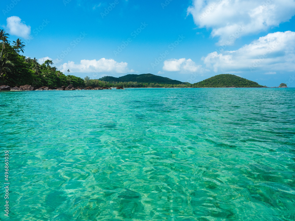 Fototapeta premium Scenic view of peaceful bay, crystal clear turquoise seawater against cloud blue sky in summer sunny day. Koh Mak Island, Trat, Thailand.