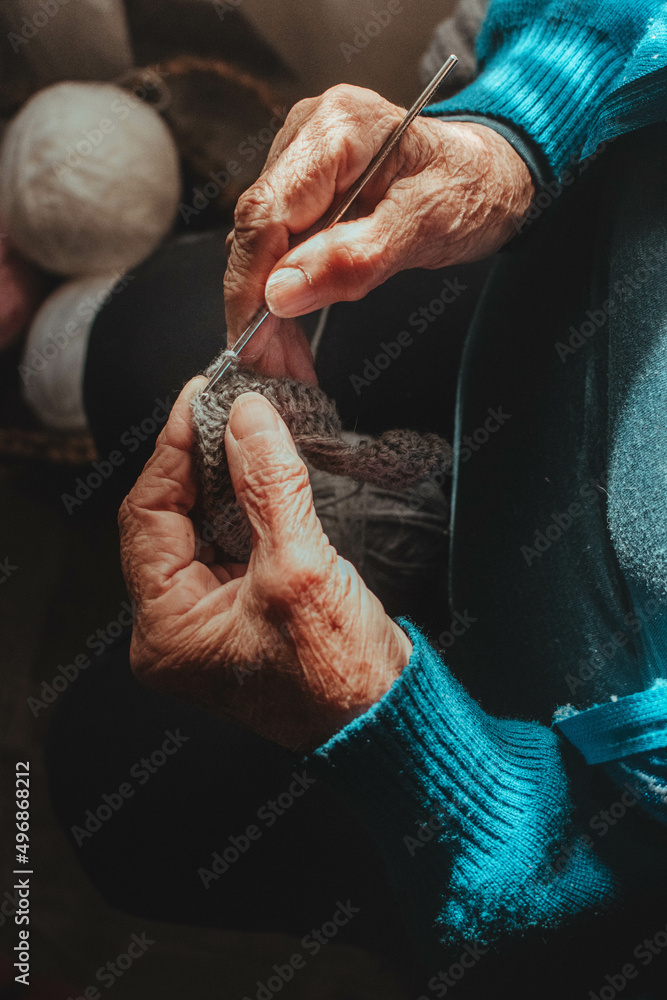 manos tejiendo abuela